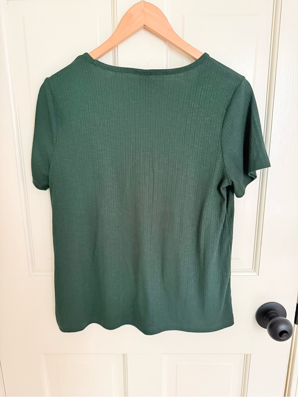 Old Navy Luxe Ribbed V-Neck Top - Picture 3 of 6